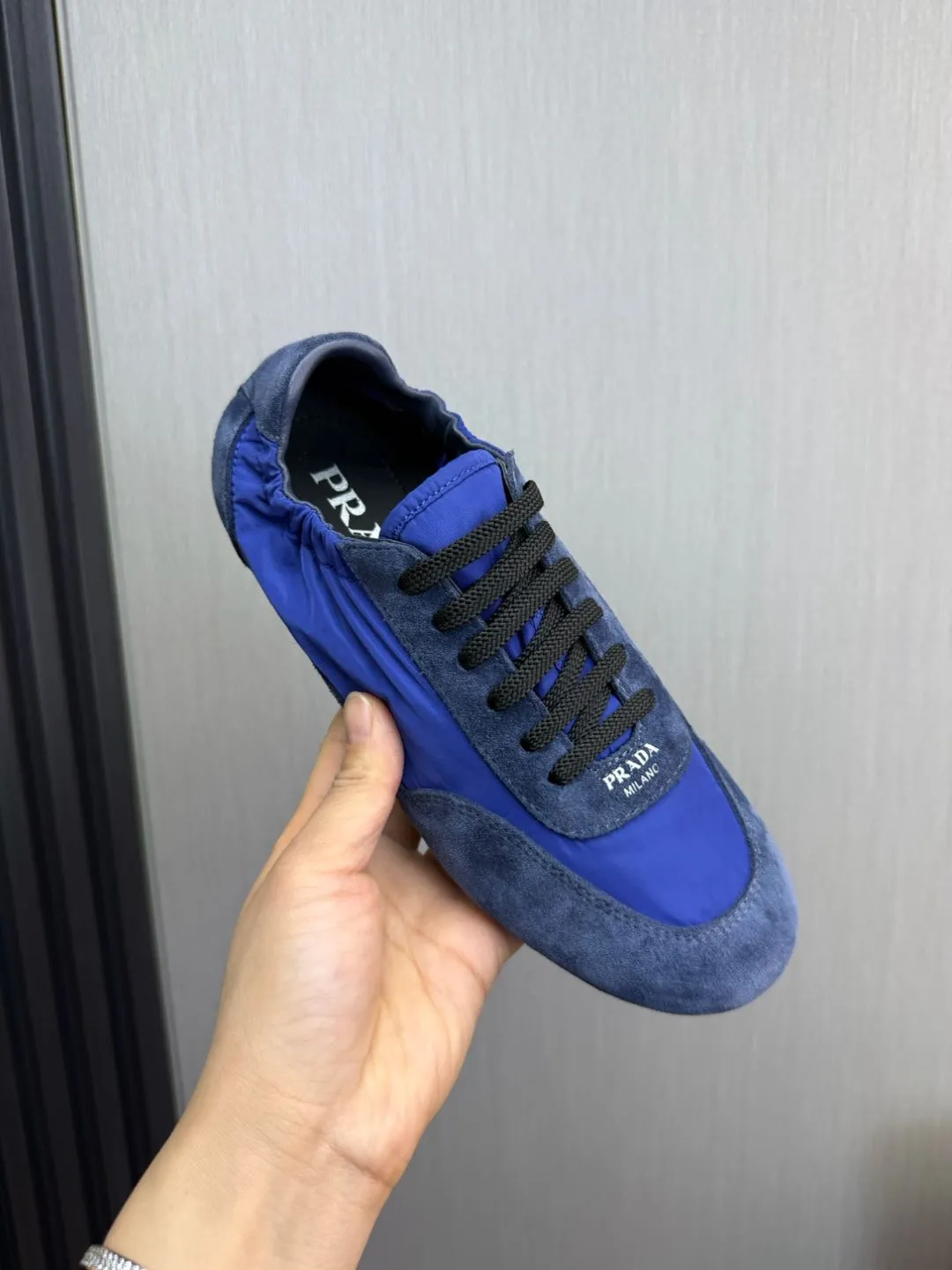 Men's shoes 💰600💰 PRADA 2025 Early Spring Collapse New Couple Style Sports Shoes Moral Training Shoes The name Collapse comes from the fact that it can be easily put on and taken off with bare hands. The light and comfortable features make it more relaxed and casual. The side elastic design can be worn twice! Super comfortable catwalk sneakers, as light and thin as ballet slippers, as comfortable as sneakers, comfortable and super light on the feet. Fabric: nubuck leather spliced ​​with nylon cloth. Silk cowhide foot pads. Size: Women's code 35/40 Men's code 39/45
